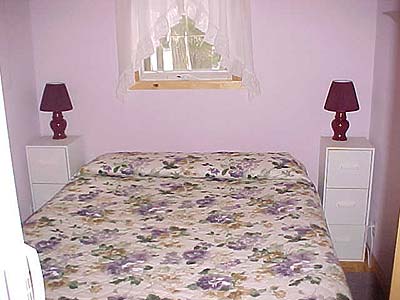 Larch Cottage Queen Size Bed